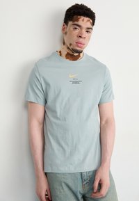 Nike Sportswear TEE - Apdrukāts T-krekls - light pumice