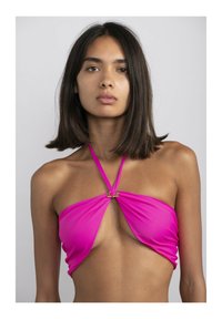 Top bikini halter rosa con design a torsione davanti, tenuto insieme da hardware dorato. Tessuto liscio e forma aderente.