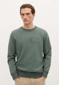 Groene sweatshirt met ronde hals en lange mouwen, voorzien van reliëftekst "SCALPERS COMPANY" op de borst. Gladde katoenmix stof.