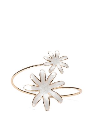 Offenes goldfarbenes Armband mit zwei weißen Emailblumenanhängern, einem größeren und einem kleineren, auf weißem Hintergrund.