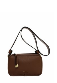 borsa a tracolla in pelle marrone con superficie testurizzata, forma rettangolare, dettagli in metallo dorato e una sottile tracolla regolabile.