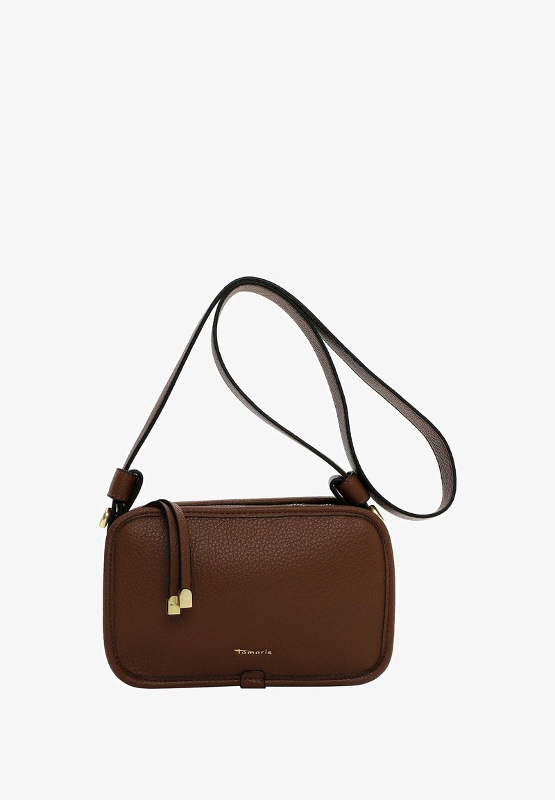 Hnědá kožená křížová taška s texturovaným povrchem, obdélníkovým tvarem, zlatými kovovými detaily a štíhlým nastavitelným popruhem.