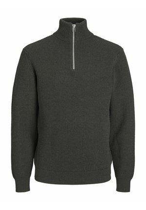 Tamsiai žalia, raukšlėta megztinė su aukštu apykakle ir pusiau užtrauktuku. Yra ilgos rankovės ir tvirtos apyrankės. Minkšta tekstūra visame megztinyje.