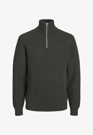 Tamsiai žalia, raukšlėta megztinė su aukštu apykakle ir pusiau užtrauktuku. Yra ilgos rankovės ir tvirtos apyrankės. Minkšta tekstūra visame megztinyje.