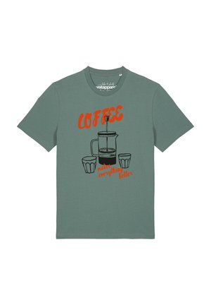 Groen T-shirt met korte mouwen met een illustratie van een French press en twee kopjes en oranje tekst met de tekst "COFFEE makes everything better."