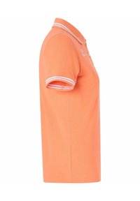 Polo arancione con una texture morbida, caratterizzato da un colletto e dettagli a righe bianche sulle maniche, patta con quattro bottoni e dettaglio del logo.