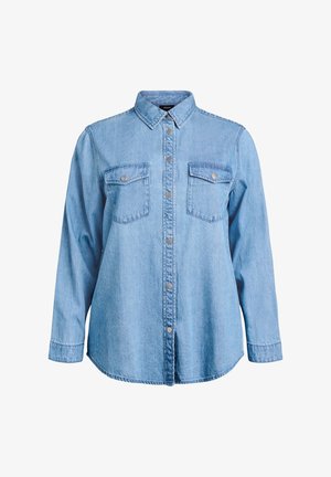 Camisa de mezclilla azul claro de manga larga con botones en el frente, cuello puntiagudo y dos bolsillos en el pecho con solapa y cierre de presión.
