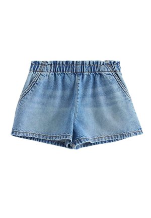 Ung pige iført en lyserød "icy besties" t-shirt, cowboyshorts, blå bucket hat og beige klipklapper, står og smiler mod en hvid baggrund.