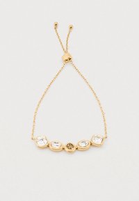 Aukso apyrankė su penkiomis skirtingų form�ų skaidriomis kristalais, įstatytais į lygų metalinį korpusą, su subtiliu grandinėlės dizainu ir reguliuojamu uždarymu.