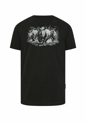 Camiseta negra con un gráfico blanco de tres rinocerontes embistiendo entre relámpagos y un fondo tormentoso en la zona del pecho.