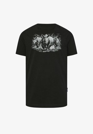 Camiseta negra con un gráfico blanco de tres rinocerontes embistiendo entre relámpagos y un fondo tormentoso en la zona del pecho.