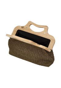 Braune gewebte Handtasche mit Holzrahmen und Griff, schwarzes Stofffutter innen, geöffnet auf weißem Hintergrund gezeigt.