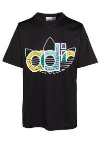 Černé tričko s krátkým rukávem s velkým barevným logem "adidas" a stylizovaným trojlístkem v žluté, modré, fialové a tyrkysové barvě na přední straně.