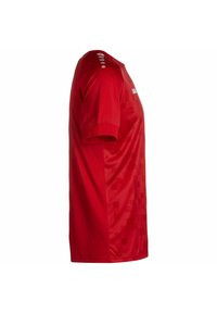 Rood sportshirt met korte mouwen, met een gladde textuur, pixelpatroon en zes ronde witte accenten op de linkerschouder.