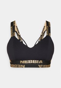 Sujeción deportiva negra con un escote en forma de V, con correas gruesas y una banda dorada marcada con el logotipo en la parte inferior. Textura de tela suave.