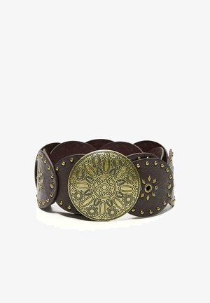Cintura in pelle marrone scuro con grande fibbia rotonda in ottone ornata e decorazioni abbinate in ottone.
