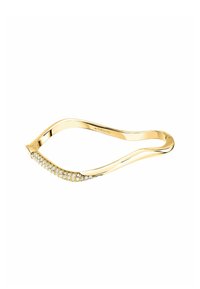 Bracciale in tono oro presenta un design ondulato con una fila di cristalli trasparenti rotondi lungo un bordo. Finitura liscia con texture lucida.