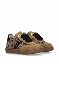 Sneaker in stampa leopardo con parte superiore in suede color cammello, lacci neri e dettagli lucidi neri. Presenta occhielli in tono oro e una suola in gomma texturizzata.