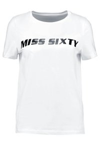 Vit T-shirt med kort ärm och svart text "MISS SIXTY" över bröstet i en djärv, modern stil.