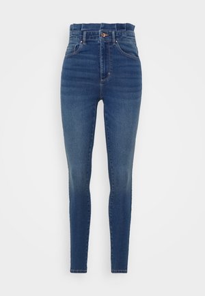 Jean skinny taille haute bleu foncé avec poches avant, passants pour ceinture et fermeture par bouton, présenté sur un fond clair uni.