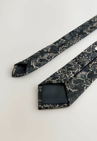 Zwarte en gouden gestreepte stropdas met een satijnen textuur, met een puntige uiteinde ontwerp en een effen stoffen achterkant voor een strakke afwerking.