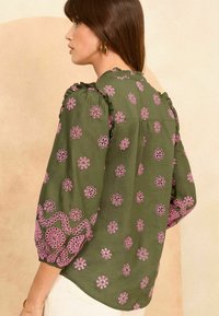 Love & Roses RUFFLE V NECK 3/4 SLEEVE - REGULAR FIT - Gombos blúz - khaki green broderie