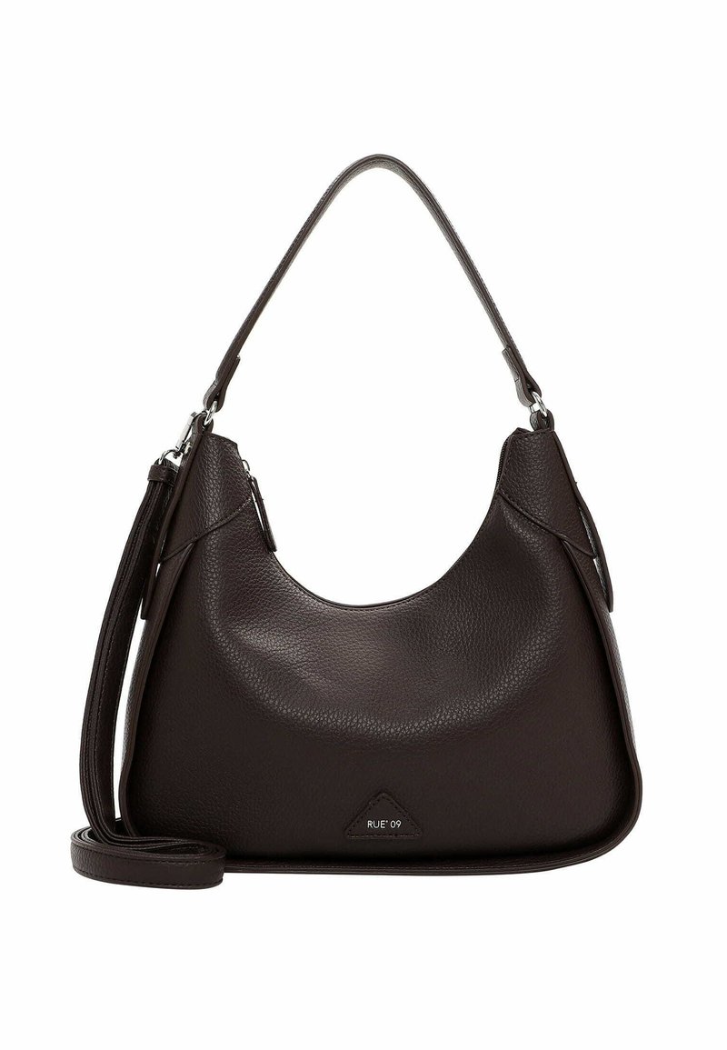 Borsa a mano in pelle marrone scuro con forma curvata, texture a stampa pebbled e una sola tracolla. Presenta una placca logo triangolare.