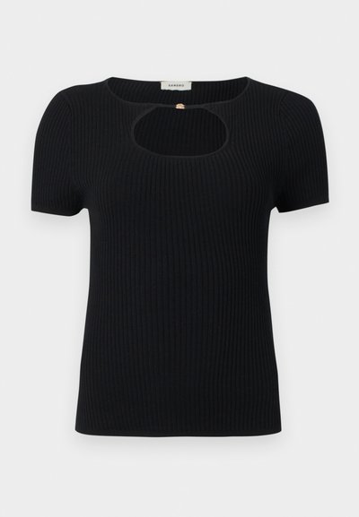 Μαύρο ριμπ κοντομάνικο τοπ με στρογγυλή λαιμόκοψη, άνοιγμα σε σχήμα κλειδαρότρυπας και μικρό χρυσό κούμπωμα στο μπροστινό κέντρο.