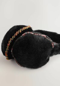 Sorte, fuzzy ørevarmere med flerfarvet flæse kant, der hviler på en lys overflade.