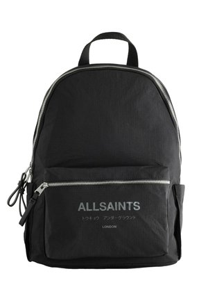 Zwarte rugzak met voorvak met rits en zilveren ritsen, met "ALLSAINTS" en Japanse tekst boven "LONDON" op het vak.
