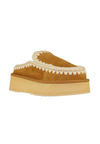 Scarpa slip-on in suede marrone con suola piatta spessa e bordatura decorativa intrecciata lungo il bordo. Finitura testurizzata e forma arrotondata.