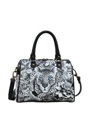 Zwart-witte handtas met een luipaardprintontwerp met blauwe ogen, bloemenpatronen, zwarte leren handvatten en gouden hardware accenten.
