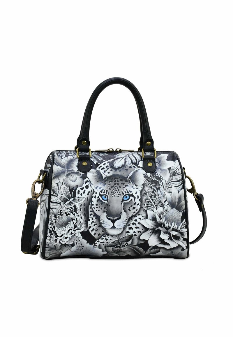 Zwart-witte handtas met een luipaardprintontwerp met blauwe ogen, bloemenpatronen, zwarte leren handvatten en gouden hardware accenten.