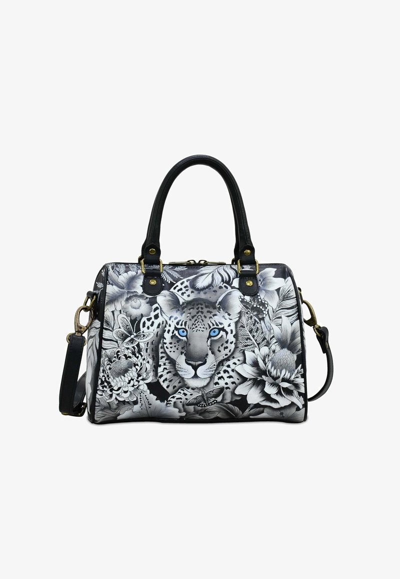 Zwart-witte handtas met een luipaardprintontwerp met blauwe ogen, bloemenpatronen, zwarte leren handvatten en gouden hardware accenten.