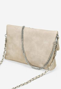 Bolso de mano de imitación piel beige con un diseño plegado y correa de cadena plateada. Textura suave con un brillo sutil, sin patrones o acentos visibles.