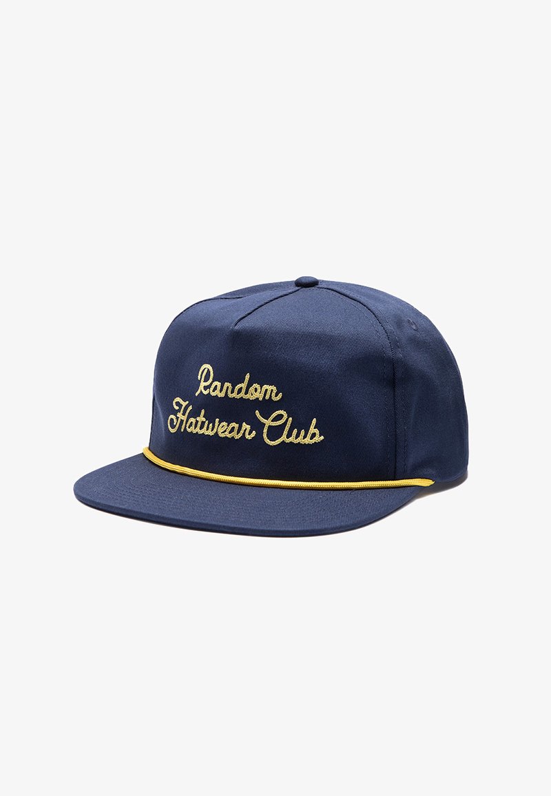 Casquette à visière plate bleu marine avec texte brodé jaune "Random Hatwear Club" et un détail corde jaune au-dessus de la visière.
