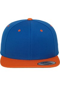 Blaue Snapback-Cap mit einem orangen flachen Schirm und Ösen; aus strukturiertem Stoff; verfügt über ein rundes Logopatch auf dem Schirm.