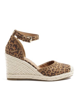 Sandale compensée à imprimé léopard avec une tige en tissu texturé, une bride de cheville et un talon en jute tressé. Elle dispose d'un bout arrondi et d'un intérieur rembourré.