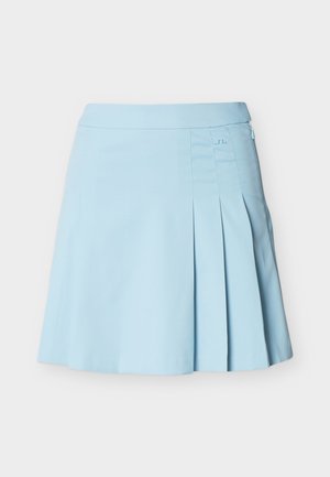 Falda azul claro hasta la rodilla con plisados en un lado y un pequeño logo en relieve cerca de la cinturilla sobre un fondo blanco.