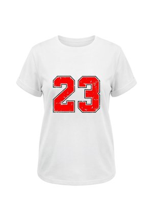 Hvid T-shirt med korte ærmer med opsmøgede manchetter og stort rødt nummer 23 trykt i midten.