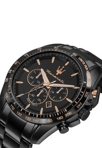 Zwarte chronograaf horloge met een zwarte wijzerplaat, roségouden accenten en drie sub-dials. Stevige metalen band en gegraveerde bezel voor duurzaamheid.