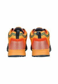 Scarpe da ginnastica arancioni con pannelli in rete, accenti blu scuro a contrasto, tacco arrotondato e linguetta posteriore rinforzata. La suola presenta una presa texturizzata.