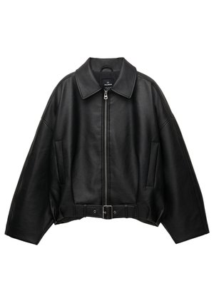 Veste en cuir noire avec un large col, fermeture éclair, poches latérales et taille ceinturée. Caractérisée par une coupe ample et un matériau texturé.
