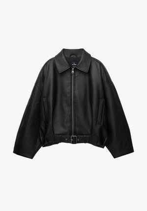 Czarna skórzana kurtka z szerokim kołnierzem, zamkiem błyskawicznym, bocznymi kieszeniami i paskiem w talii. Charakteryzuje się luźnym krojem i fakturowanym materiałem.