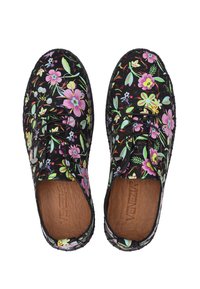 Czarne buty w kwiatowy wzór z gładką powierzchnią, zaokrąglonym kształtem i kontrastującymi brązowymi wkładkami. Wykonane w stylu sznurowanym, z srebrnymi akcentami.