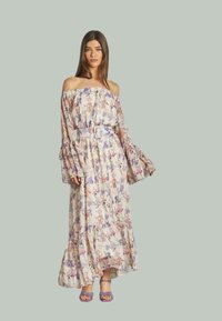 Hüftfreies Maxikleid mit Blumenmuster aus leichtem Stoff, mit gerafften Ärmeln, einem Taillengürtel und pastellfarbenen Blumenmustern in Rosa und Lila.