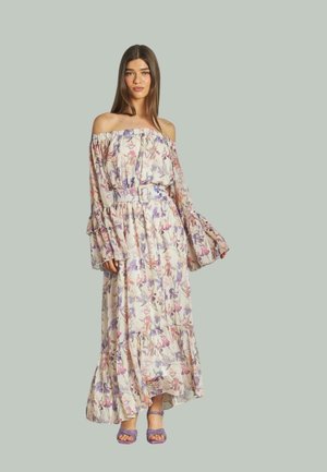 Vestido maxi floral sin mangas en tela ligera, con mangas volantes, un cinturón en la cintura y patrones florales en tonos pastel de rosa y morado.
