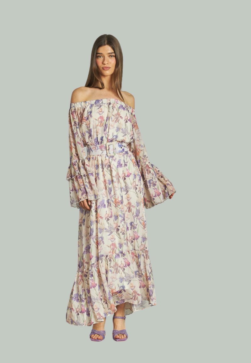 Hüftfreies Maxikleid mit Blumenmuster aus leichtem Stoff, mit gerafften Ärmeln, einem Taillengürtel und pastellfarbenen Blumenmustern in Rosa und Lila.