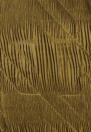 Gestructureerde stof in olijfgroen met verticale en diagonale plooien, voorzien van gestikte accenten die een gesculpteerd patroon vormen.