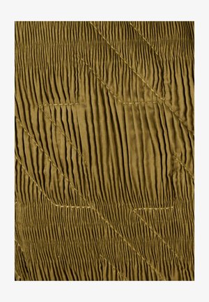 Gestructureerde stof in olijfgroen met verticale en diagonale plooien, voorzien van gestikte accenten die een gesculpteerd patroon vormen.